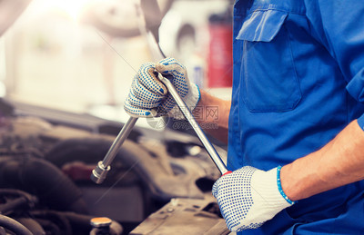 汽车服务,维修,维护人的汽车技工与扳手灯工作车间机修工车间用扳手修理车