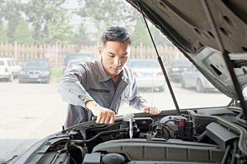 汽车修理人员首先要掌握维修知识,还要熟悉维修站的流程和服务理念.